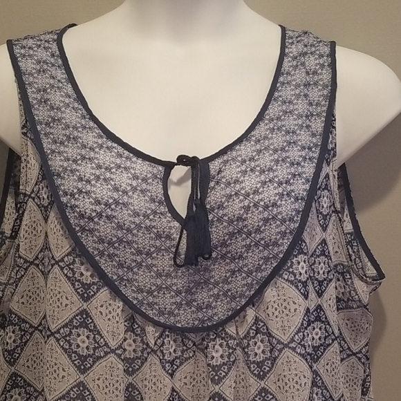 Rose & Olivia blue design sheer sleeveless blouse. - Picture 2 of 7